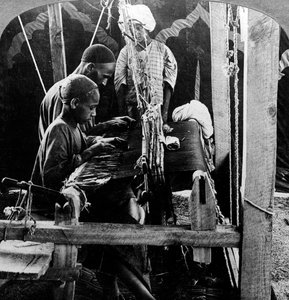 Sjalvevere, Kashmir, India, ca 1900-tallet. av Underwood and Underwood