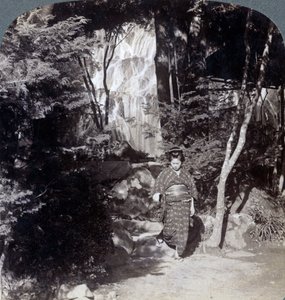 Sprutende vann fra en foss ved Yumoto, Japan, 1904. av Underwood and Underwood