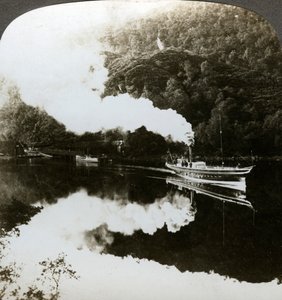 Damp-yacht på Loch Katrine, Skottland. av Underwood and Underwood