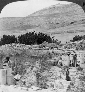 Trinn som fører til Jacobs-brønnen, ser nordvestover, Palestina Israel, 1905. av Underwood and Underwood
