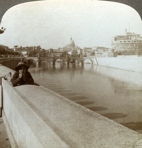 Elven Tiber, Castel Sant Angelo og Peterskirken, Roma, Italia. av Underwood and Underwood
