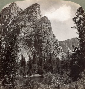 The Three Brothers, Yosemite Valley, California, USA, 1902 av Underwood and Underwood