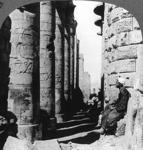 Den berømte søylegangen i det store tempelet i Karnak, Theben, Egypt, 1905. av Underwood and Underwood
