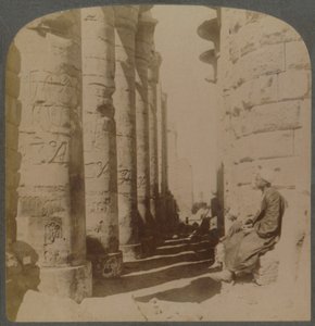 Den berømte søylegangen til den store Hypostyle Hall i Karnak-tempelet, Theben, Egypt, 1897. av Underwood and Underwood