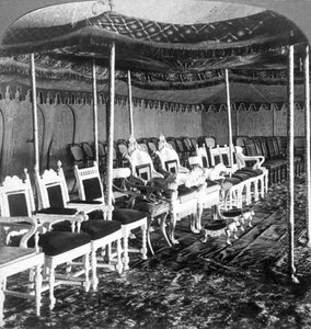 Den gylne baldakinen i Durbar-teltet til Maharajaen i Kashmir, Delhi, India, 1903. av Underwood and Underwood