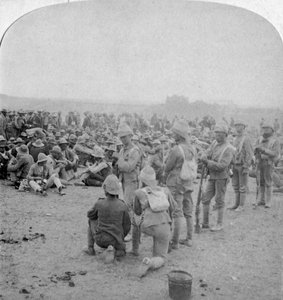 De overmannede Boer-fangene hviler på veien fra Paardeberg til Modder River, 1900 av Underwood and Underwood