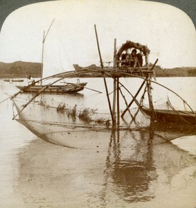 Toiler of the sea, med sitt nysgjerrige fiskegarn, Matsushima-bukten, Japan, 1904 av Underwood and Underwood