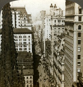 Trinity Church og Broadway, New York, USA. av Underwood and Underwood