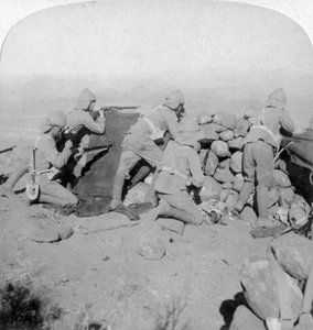 Tropper forsvarer New Zealand Hill, Slingersfontein, Sør-Afrika, 25. januar 1900. av Underwood and Underwood