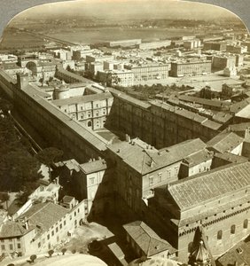 Vatikanpalasset fra kuppelen til Peterskirken, Roma, Italia. av Underwood and Underwood