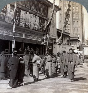 Ser på et gratis show på Theatre Street, ser nordover til Asakusa Tower, Tokyo, Japan, 1904 av Underwood and Underwood