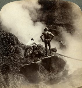 Se et utbrudd av damp og kokende gjørme halvveis oppe på vulkanen Aso-san, Japan, 1904 av Underwood and Underwood
