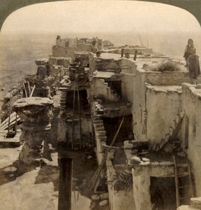 Wolpi...en hovedpueblo for det mystiske Moki-løpet Cliff Dwellers, Arizona, U.S.A., 1901. av Underwood and Underwood