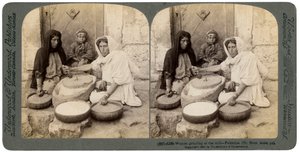 Kvinner som maler på bruket, Palestina, 1900. av Underwood and Underwood