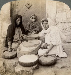 Kvinner som maler på bruket, Palestina, 1900. av Underwood and Underwood