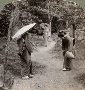Kvinner i Kinkaku-ji-tempelhagen, Kyoto, Japan, 1904. av Underwood and Underwood