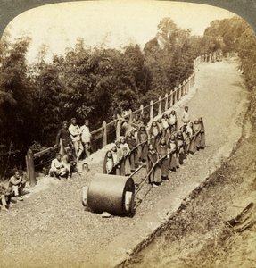 Kvinner som jobber på Darjeeling Highway, India. av Underwood and Underwood