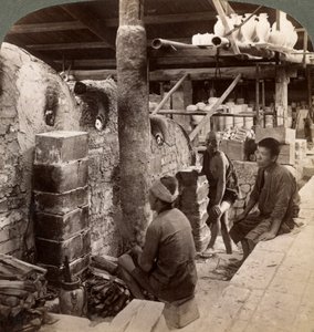 Arbeidere ser på ovner fulle av Awata-porselen, Kinkosan-verkene, Kyoto, Japan, 1904 av Underwood and Underwood