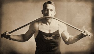 Californian Strongman Mr P. A. Linebarger bøyer en jernstang med tennene, San-Francisco ca. 1922 av Unknown