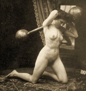 Naken kvinne trener med en klodestang, ca. 1900 (sepia-bilde)