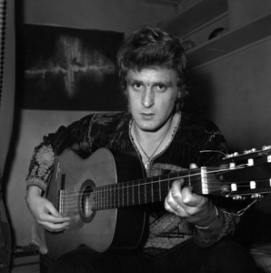 Den franske sangeren Christophe (Daniel Bevilacqua) maler et lerret hjemme, 18. november 1969 av Unknown