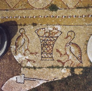Libanon, del av en bysantinsk mosaikk blant ruinene av Beit Meri. av Unknown