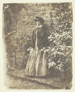 Mrs. Craik lener seg mot vegg og busker av Unknown