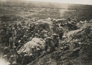 Offisielt fotografi tatt på vestfronten ?D 1641. En av våre stridsvogner på Flers.?, 1916 av Unknown