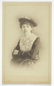 Uten tittel (Portrett av kvinne med hatt) av Unknown