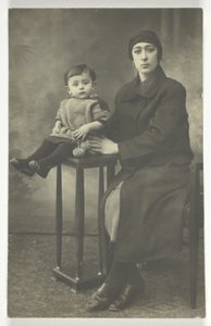 Postkort uten tittel (kvinne med gutt på stativ) av Unknown