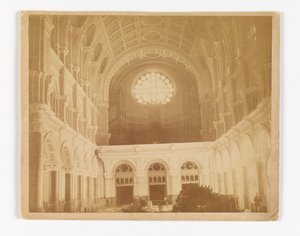 Utsikt over interiøret i kirken St. John the Baptist, Brooklyn, ser vestover mot rosevinduet av Unknown