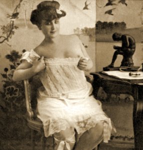 Ung kvinne viser en blonde-kjemi, ca. 1900 av Unknown