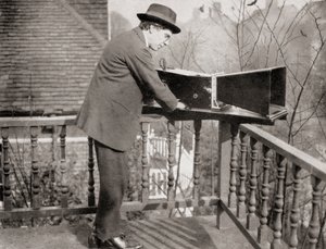 Archibald Montgomery Low with the Audiometer, fra Master Minds of Modern Science, utgitt 1930 av Unknown