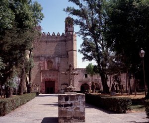 Art Mexico: utsikt over Augustinerklosteret (klosteret San Augustin Acolman) fra 1571. Korset er laget av Tequitquis urfolkskunstnere. Mexico. Acolman av Unknown artist