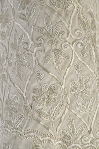 Bertha Palmers kåpe, ca. 1870 (detaljvisning av stoff), ribbet silkemoiré, frynser og krystallperler av Unknown artist