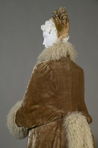 Bertha Palmers vinterfrakk, ca. 1885 (detalj bak), silkefløyel og lammeull. av Unknown artist