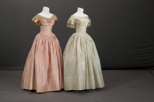 Brudepikekjole og blomsterpikekjole av Unknown artist