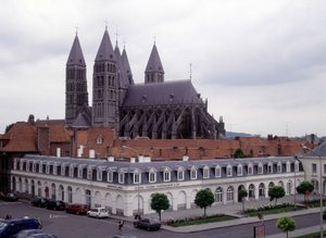Cathedrale de Tournai (Belgia), utsikt fra utsiden. av Unknown artist