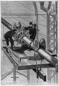 Bygging av Brooklyn Bridge i New York: Maskin som brukes til å dekke de 19 sekundærkablene med spiral ståltråd til en enkelt kabel. Gravering fra 1883. av Unknown artist