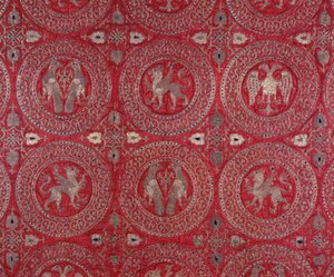 Detalj av kirkelig draktstoff i lilla silke fra Kypros som representerer fantastiske dyr (religiøs lilla silkevane fra Kypros med fantastiske dyr) Museo della Cattedrale Anagni fra 1200-tallet, Italia av Unknown artist