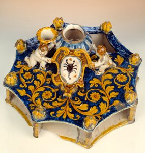Åttedelt skrift laget i majolic (maiolica) i mørkeblå, gule og blekgrønne farger. 1560-1570 Enouen, Nasjonalt renessansemuseum av Unknown artist