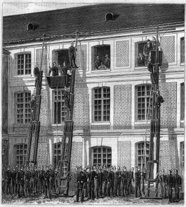 Brannmenn ombord i den nye redningsheisen for branneksperimenter i Rouen i den gamle Normalskolen. Gravering i "" La Nature"" av Unknown artist