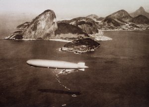 Graf Zeppelin (Graf-Zeppelin) i Rio de Janeiro-bukten mot en bakgrunn av «sukkerbrød» den 25.05.1930 av Unknown Artist