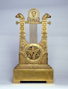 Harpeformet peisklokke. av Unknown artist