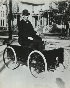 Henri Ford kjørte sin første bensinbil til gatene i Detroit i 1896 (kjedeoverføring firhjulssykkel), Privee Collection av Unknown artist