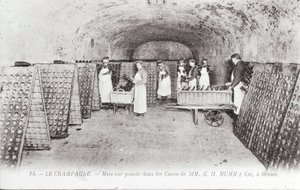 Champagneproduksjon: den nyeste teknologien innen flasker i en Mumm-kjeller i Reims, tidlig på 1900-tallet (bilde) av Unknown Artist