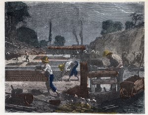 Produksjon av en murstein på 1800-tallet: formarbeideren fyller formen sin med leirmasse, så legger lærlingen mursteinen på gulvet for å tørke den. Gravering sent på 1800-tallet. av Unknown artist