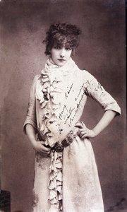 Portrett av Henriette Rosine Bernard dit Sarah Bernhardt (1844-1923), autografert fotografi av Unknown artist