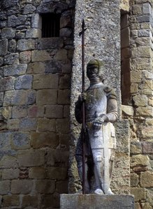 Statue av en katarkriger på døren til avignonet i Lauragais (31). av Unknown artist
