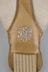 Seler, ca. 1880 (detaljvisning), brodert hvit sateng, lær, sølv, produsent ukjent av Unknown artist